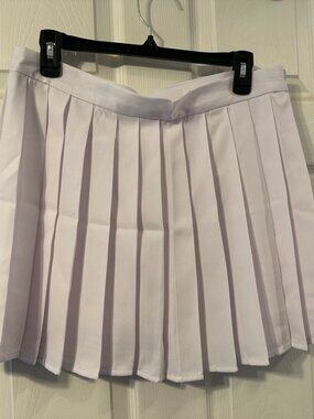 Hug Sunshire White Pleated Mini Skirt.  Asian size XXXL. NWT
